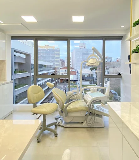 Consultório moderno da LP Odontologia com cadeira odontológica e vista para Porto Alegre