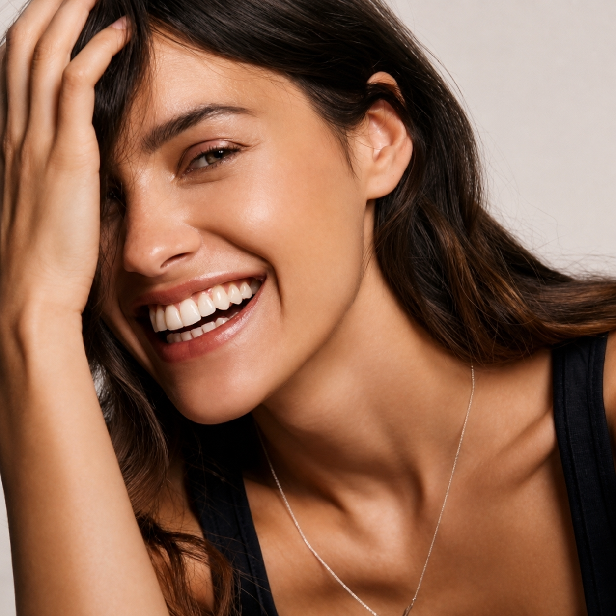 Mulher sorrindo com dentes saudáveis e brancos — resultado do cuidado em cada detalhe na LP Odontologia
